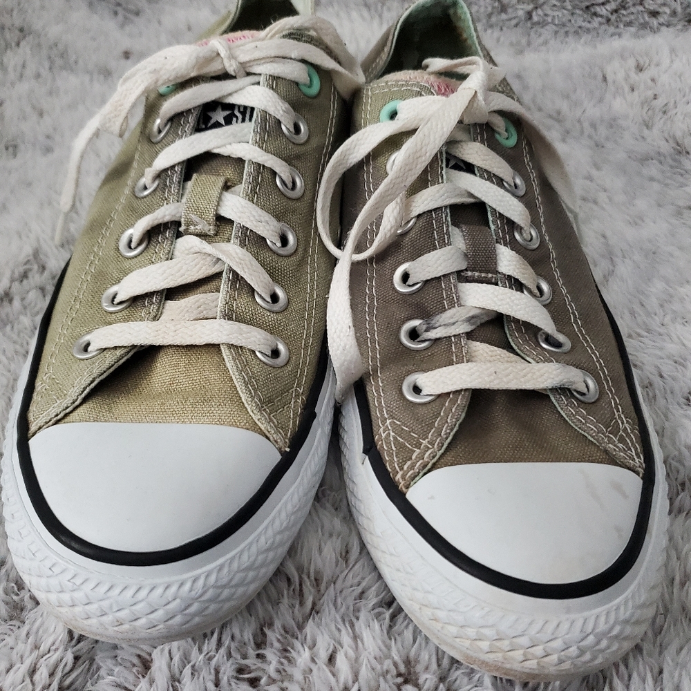 Tennis shoes